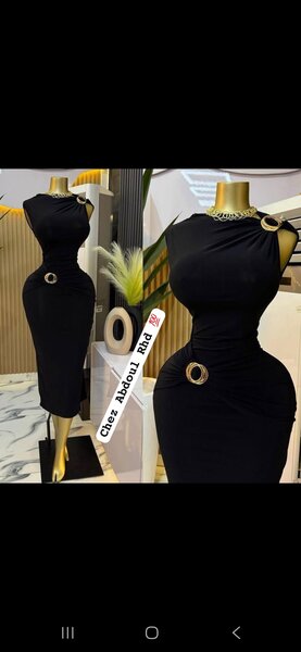 Robe élégante noire cintrée