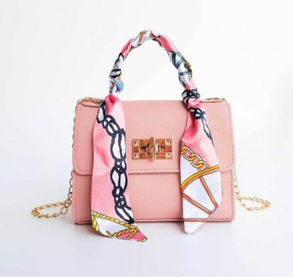 Sac à main avec foulard élégant