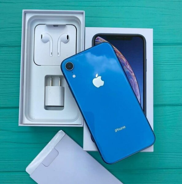 iPhone XR bleu avec accessoires