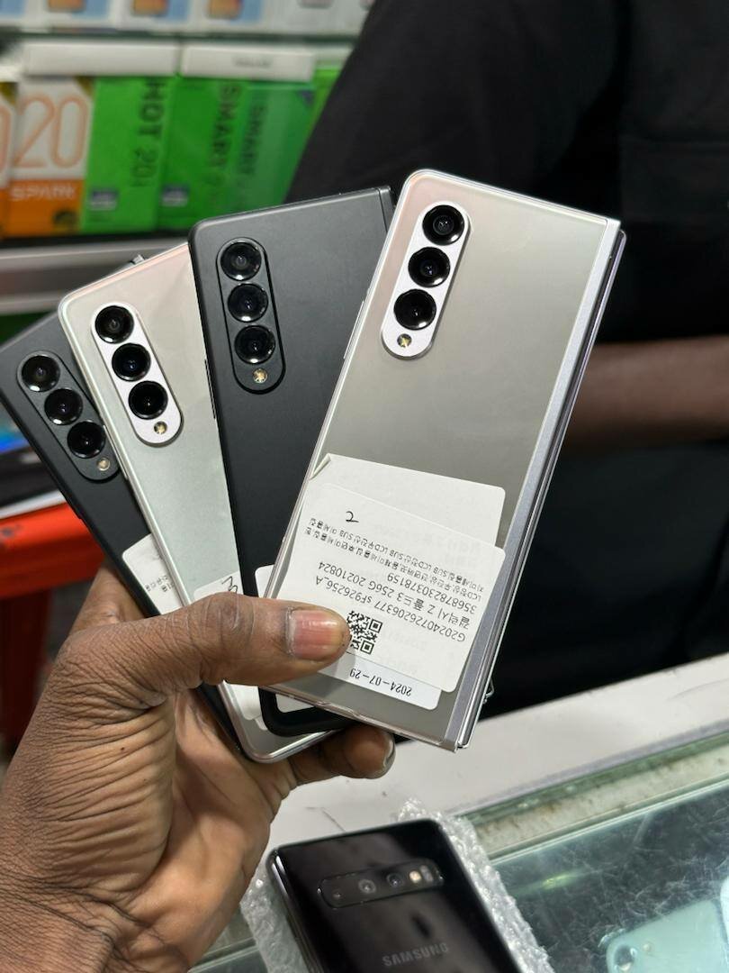 Samsung fold3 capacité 256gigas ram12 Réseau 5G