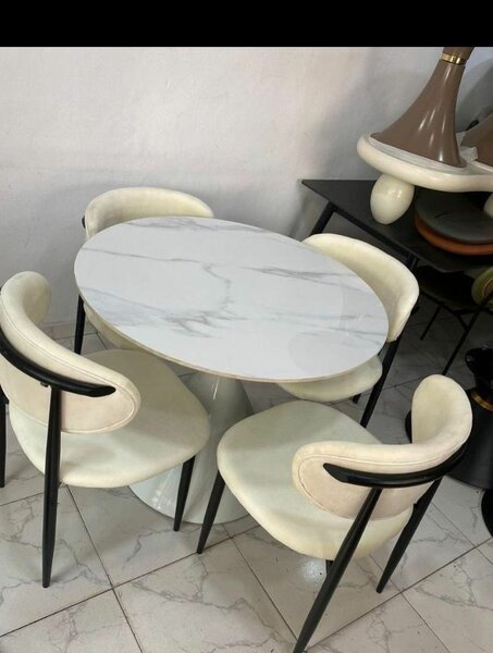 Ensemble table et chaises en marbre blanc