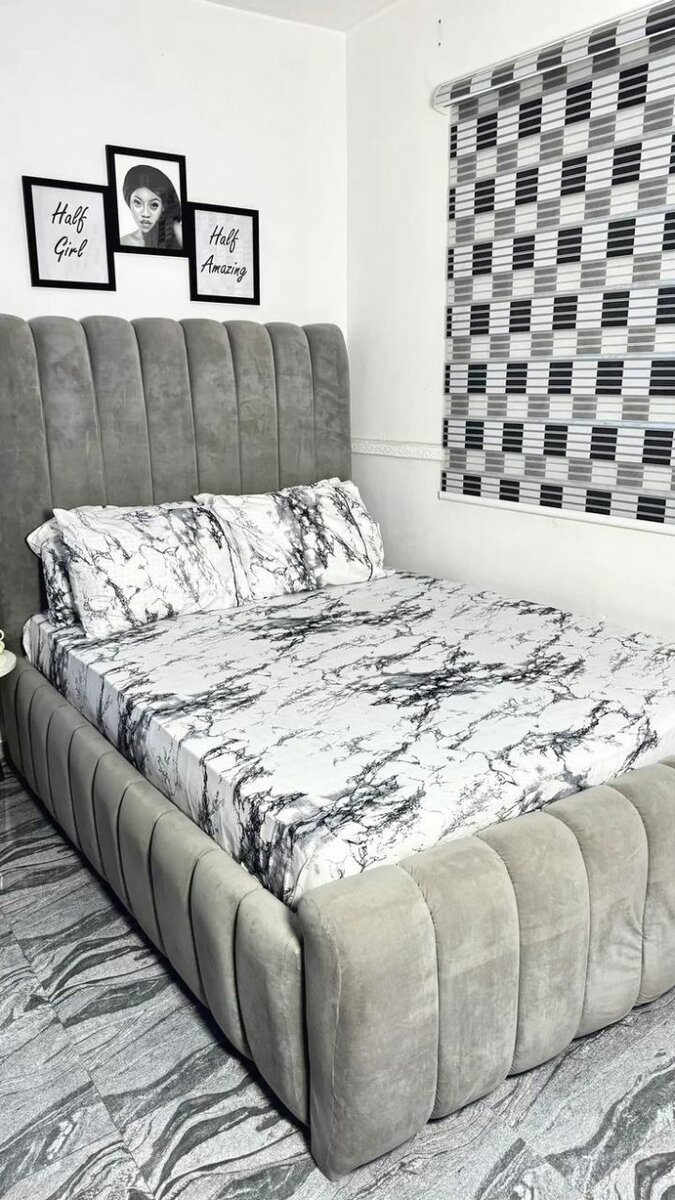 Lit gris capitonné avec chevets