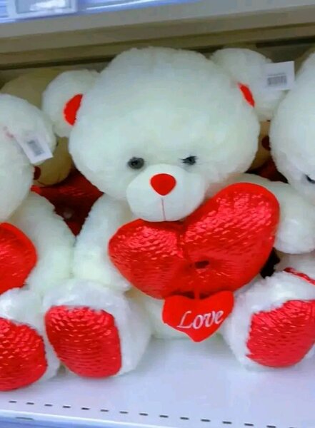 Nounours en peluche blanc avec cœur rouge