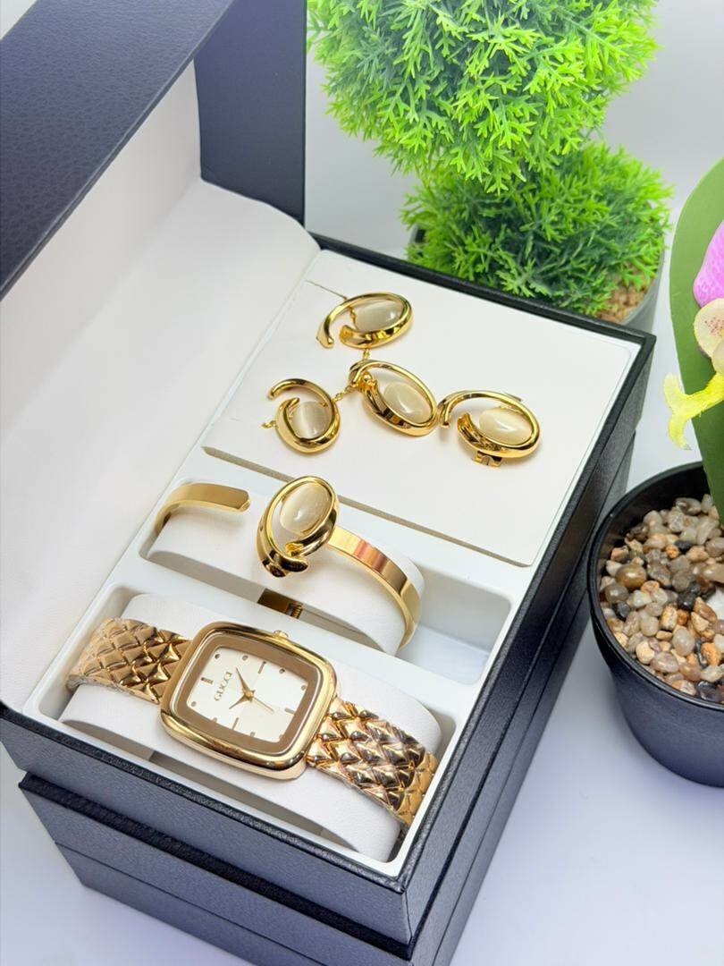 Montre et ensemble de bijoux en or