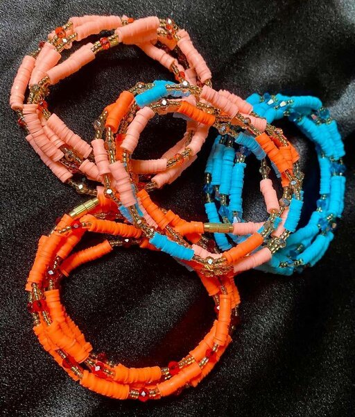 Lot de bracelets en perles colorés