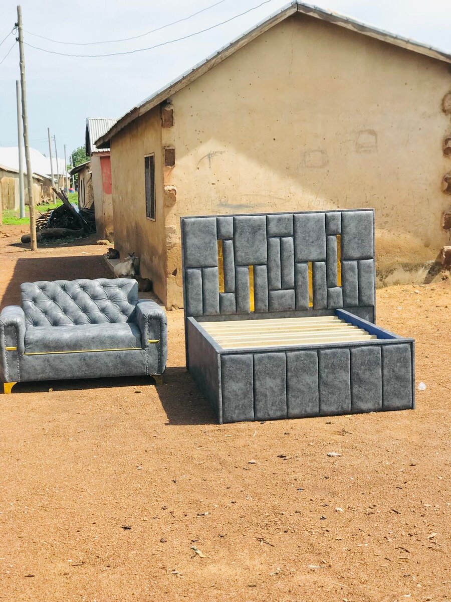 Lit en simili cuir avec matelas et coffre