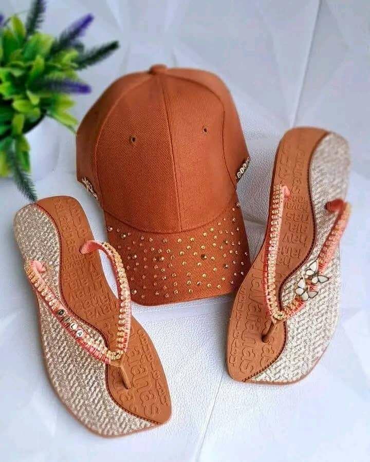 Casquette et tongs décorées