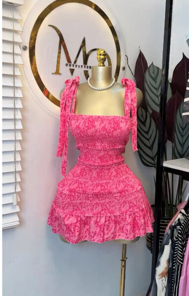 Robe d'été rose à volants