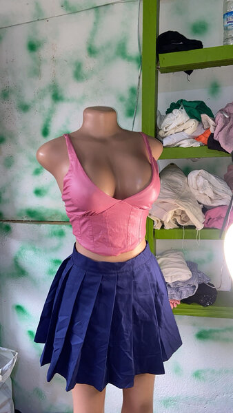 Ensemble top rose et jupe plissée