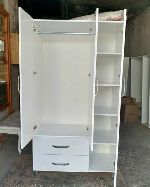 Armoire blanche avec étagères