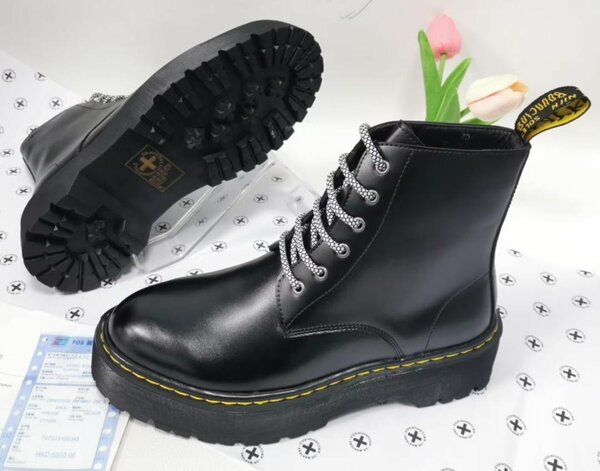 Bottes noires en cuir pour homme