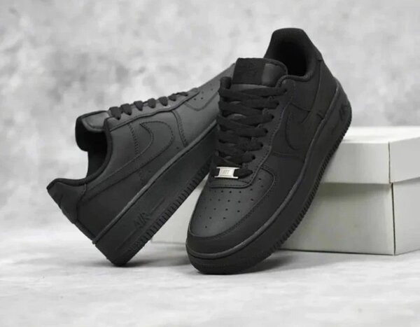 Chaussures Nike Air Force 1 noires