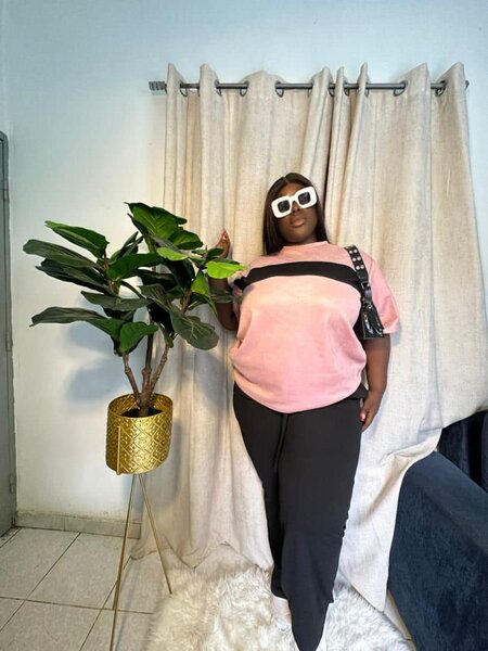 Ensemble femme, t-shirt rose et pantalon noir