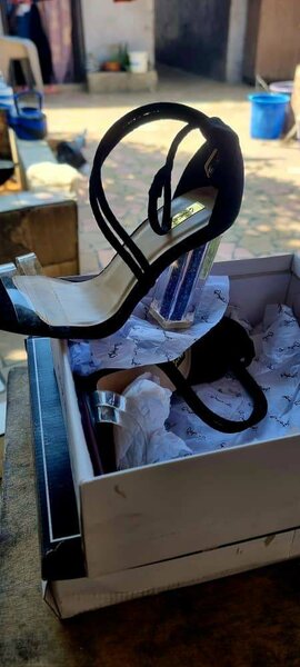 Sandales à talon transparent