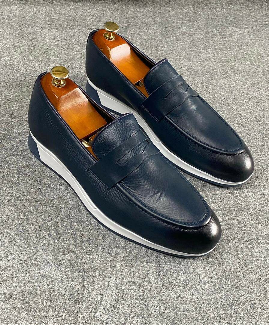 Sneaker en cuir bleu