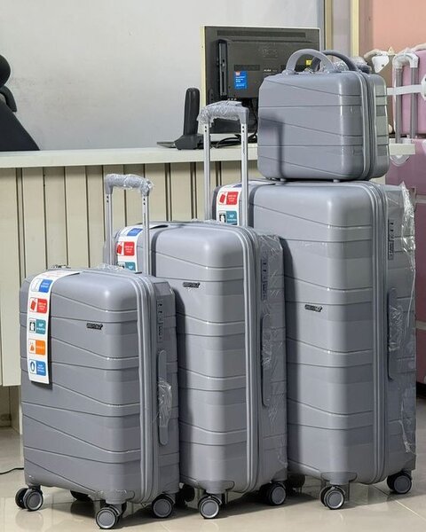 Valise en plastique rigide gris