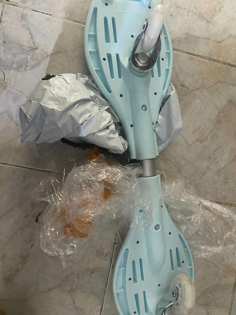 Skateboard à deux roues coloré