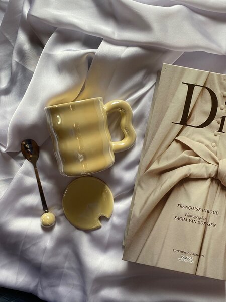 Красивая кружка с крышкой и ложкой