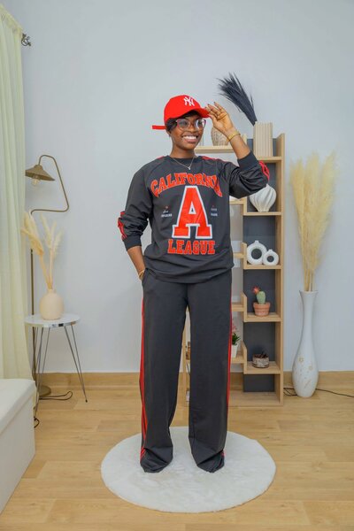 Ensemble survêtement et casquette rouge