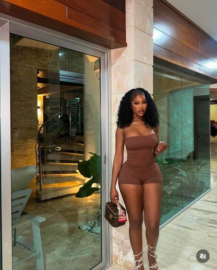 Combinaison courte en tissu élastique