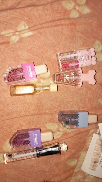 Lot de baumes à lèvres brillants