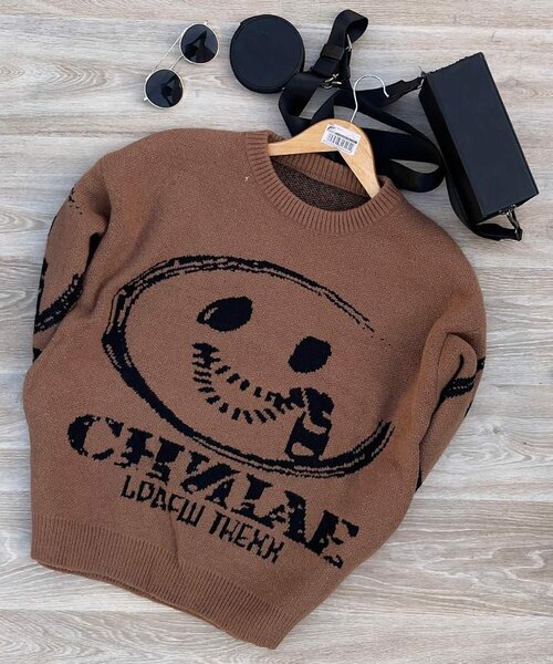 Pull marron à motif smiley