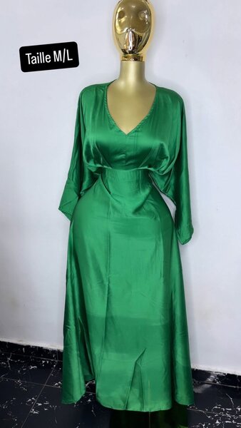 Robe longue satin verte