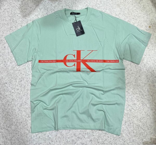 T-shirt Calvin Klein moderne