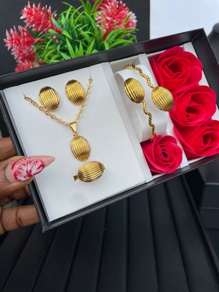 Elegant Gold Jewelry Set