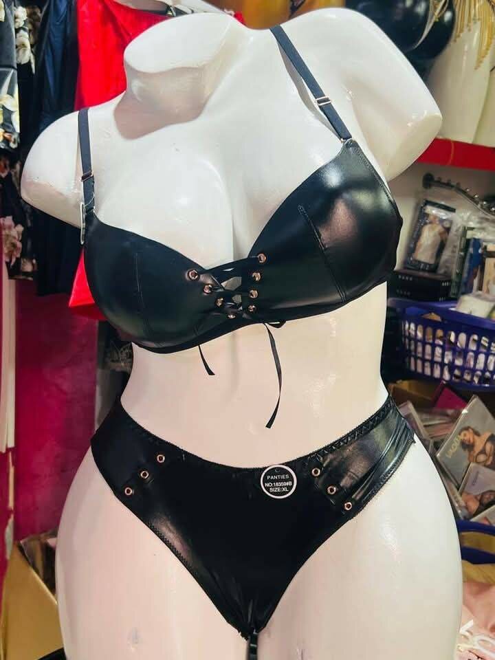 Ensemble lingerie en similicuir