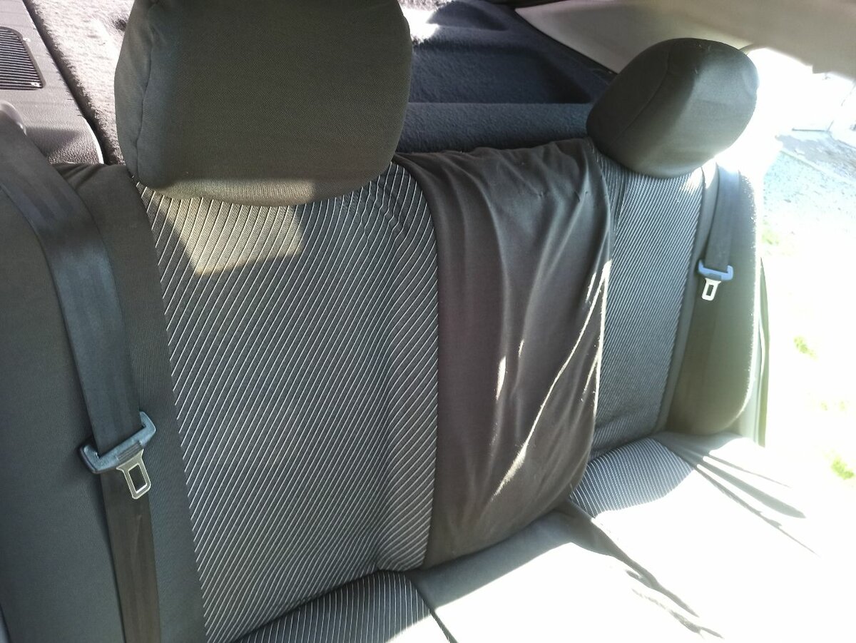 Чехлы б/у универсальные. Передние протёртые.Задние отличные.