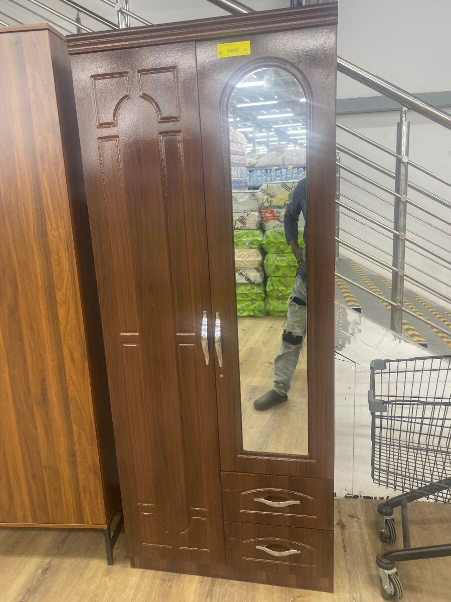 Armoire en bois avec miroir