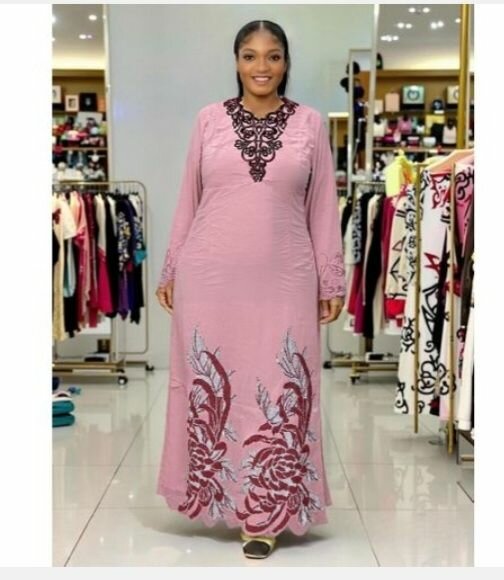 Robe longue rose brodée élégante