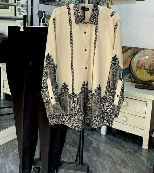 Chemise blanche avec motifs noirs pour femme