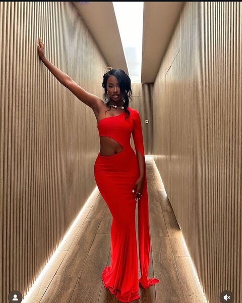 Robe rouge à une épaule élégante