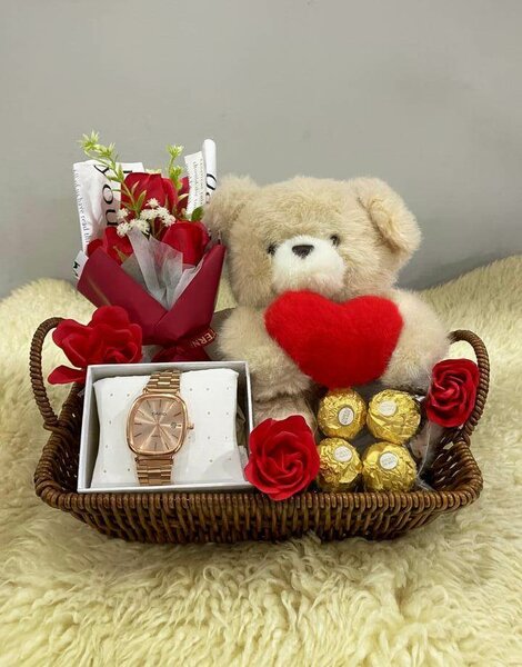 Panier Cadeau Saint-Valentin avec Montre et Ours en Peluche