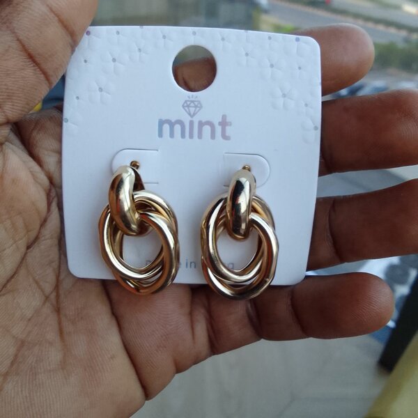 Boucles d'oreilles dorées élégantes