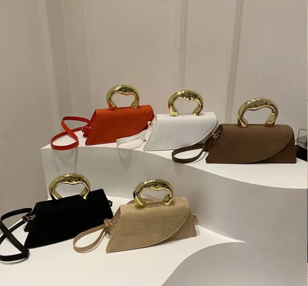 Sac à main élégant doré