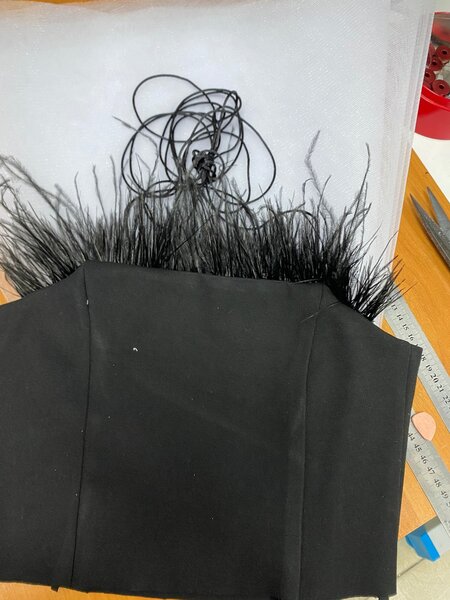 Платье перья