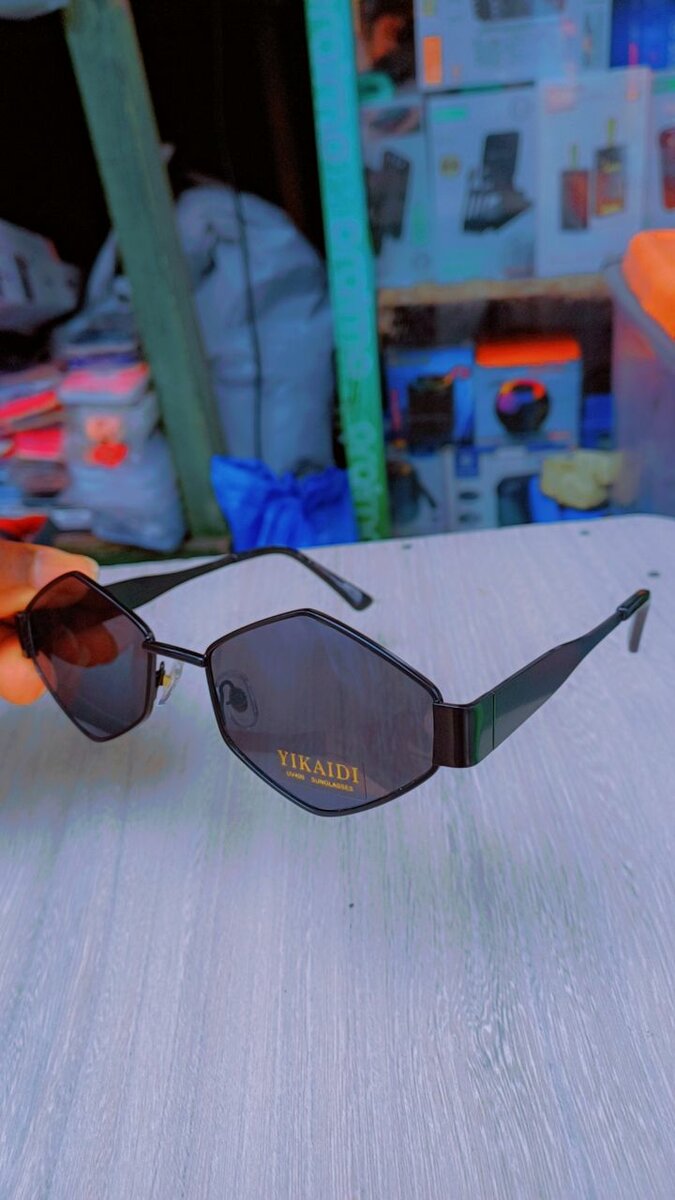 Lunettes de soleil géométriques