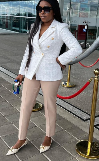 Veste blanche avec boutons