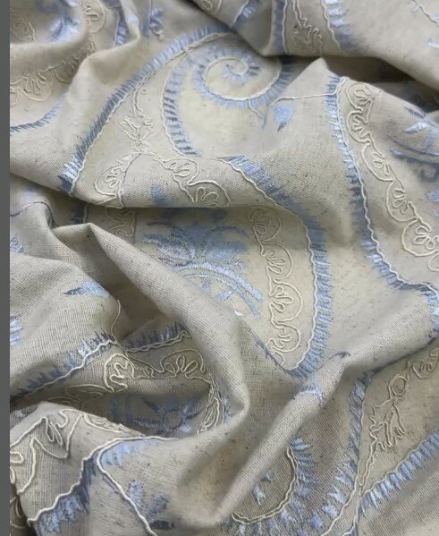 Красивая ткань с вышивкой