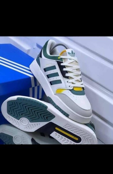 Baskets blanches Adidas élégantes