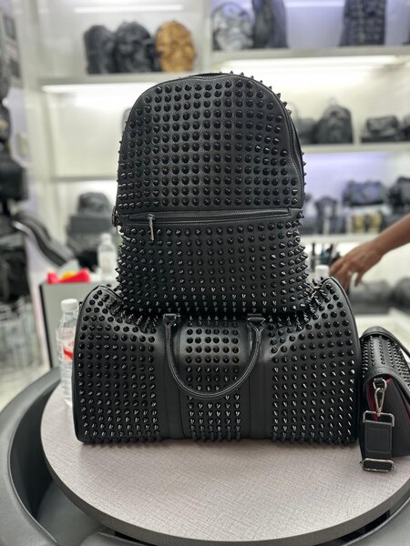 Sac à dos et sac à main cloutés