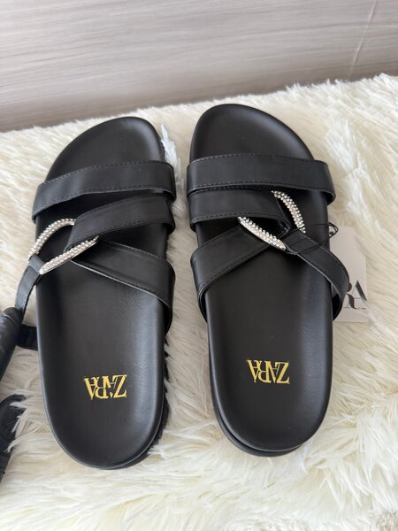 Sandales plates femme en cuir noir