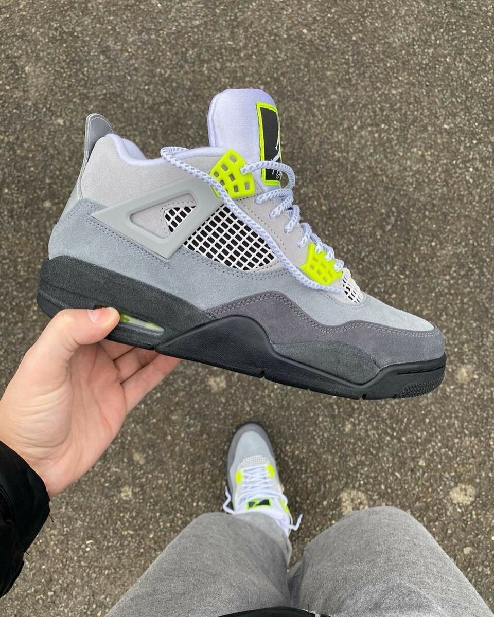 AIR JORDAN 4