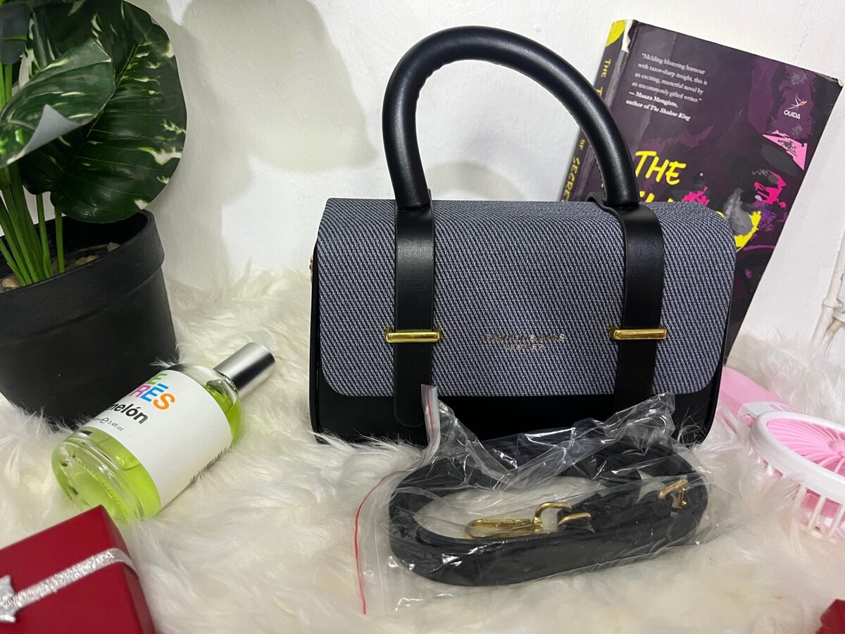 Ladies fashion hand bag