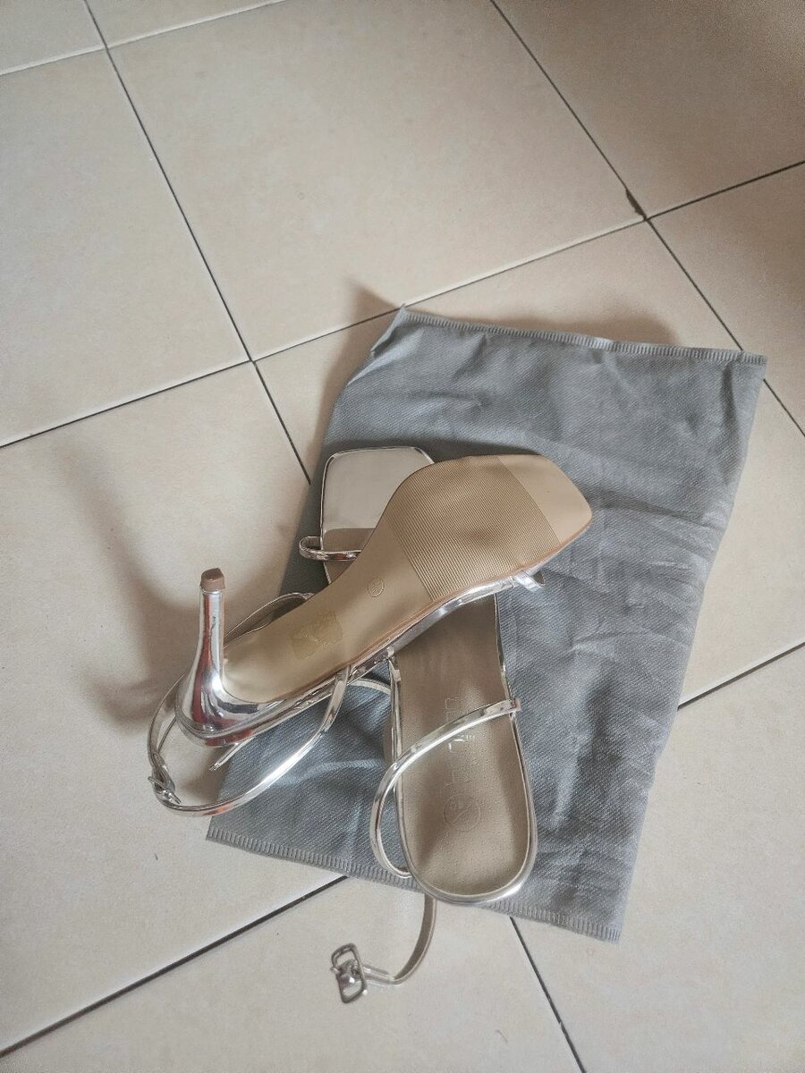 Sandales à talons transparents