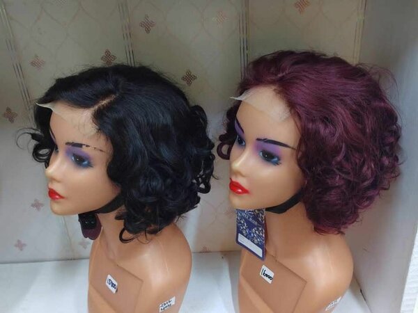 Perruque bouclée synthétique