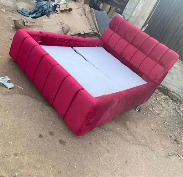 Lit double en velours rouge